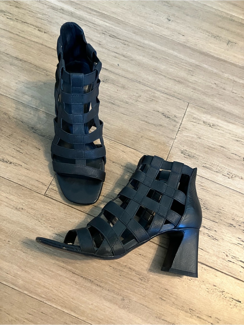 Donald Pliner black ankle strappy heels leather sole women’s shoes. Size 5.5
